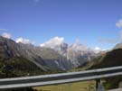 Ein Blick aus dem Fenster des W123er auf die Alpen