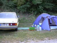 Der Mercedes eignet sich auch zum Campen hervorragend