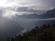 Den Geirangerfjord im Nebel