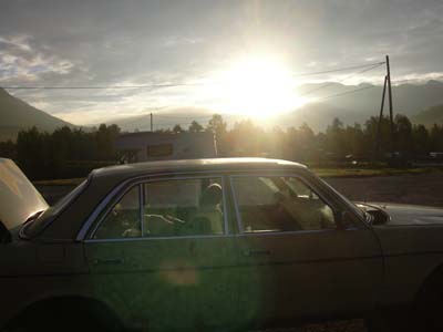 Der Benz beim Sonnenaufgang