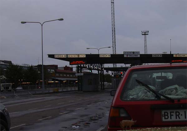 Der Benz vor dem Check In auf die Fähre nach Tallinn