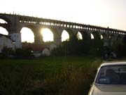 Eine alte Eisenbahnbrücke kurz vor der Grenze zu Frankreich